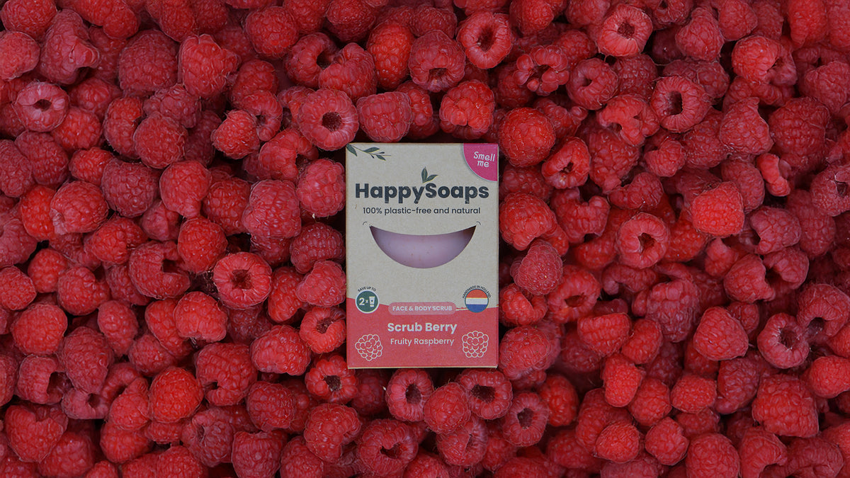 Scrub Berry verpakking tussen verse frambozen
