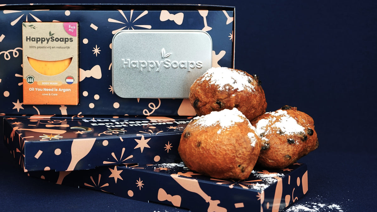 Geopende Nieuwjaarscadeau Giftbox met de Body Wash Bar Oil You Need is Argan, het reisblikje en oliebollen