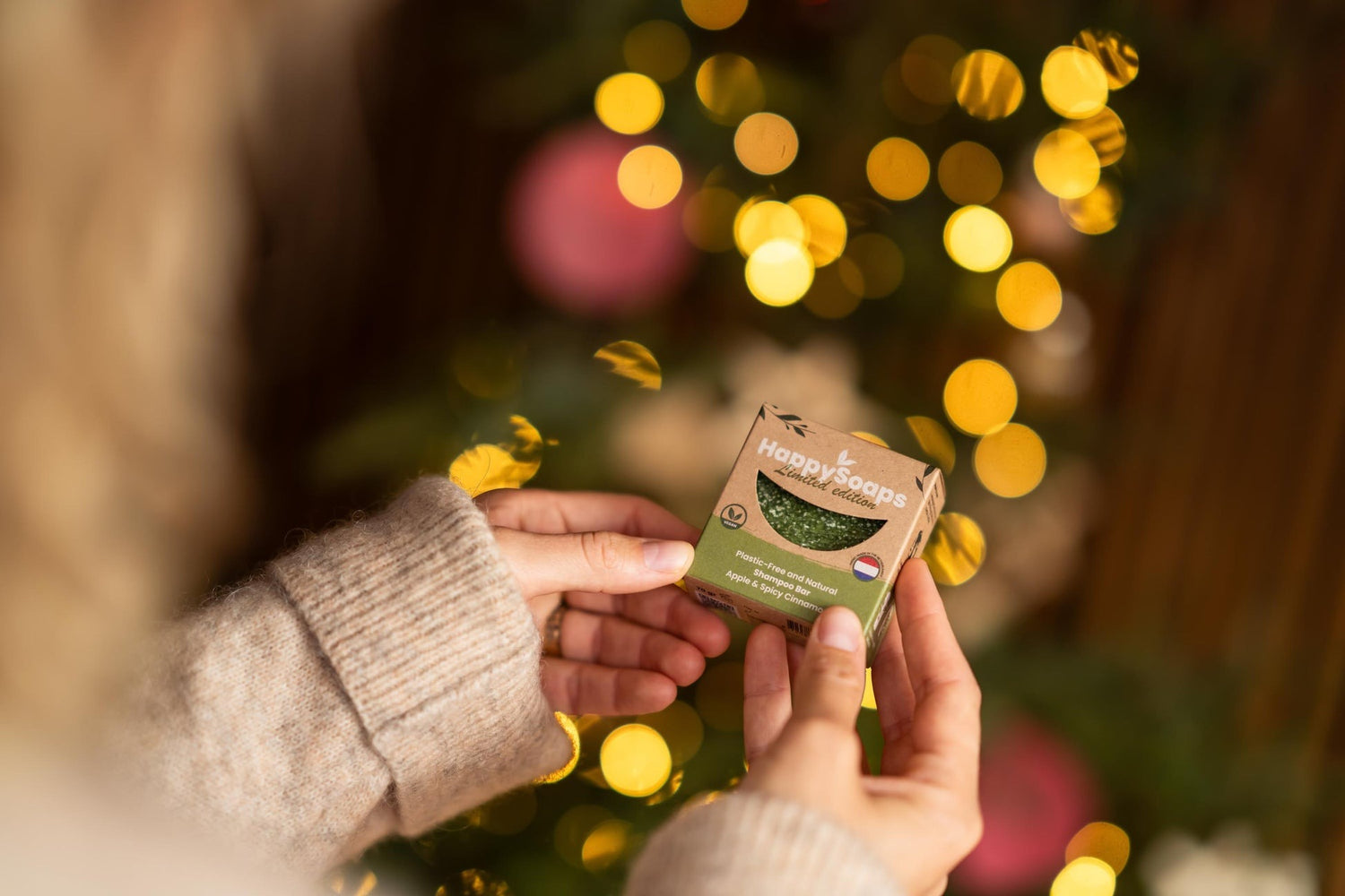 Wat gebeurt bij de overgang van vloeibare shampoo naar Shampoo Bar? Ontdek de voordelen van natuurlijke ingrediënten in HappySoaps Shampoo Bars!