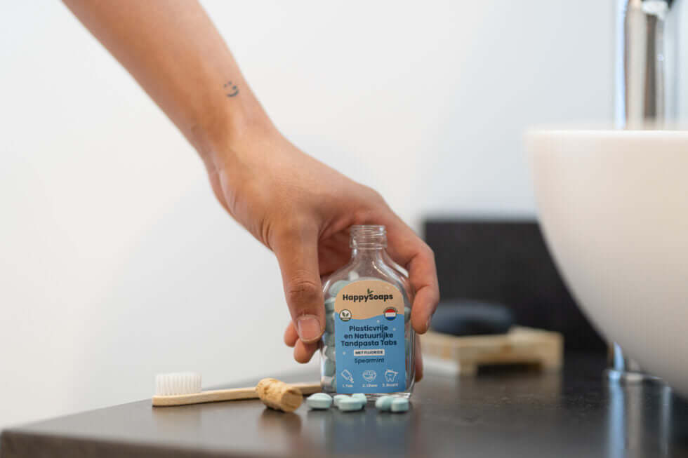 Dit zijn de 5 verschillen tussen onze plasticvrije Tandpasta Tabs en traditionele tandpasta - HappySoaps NL