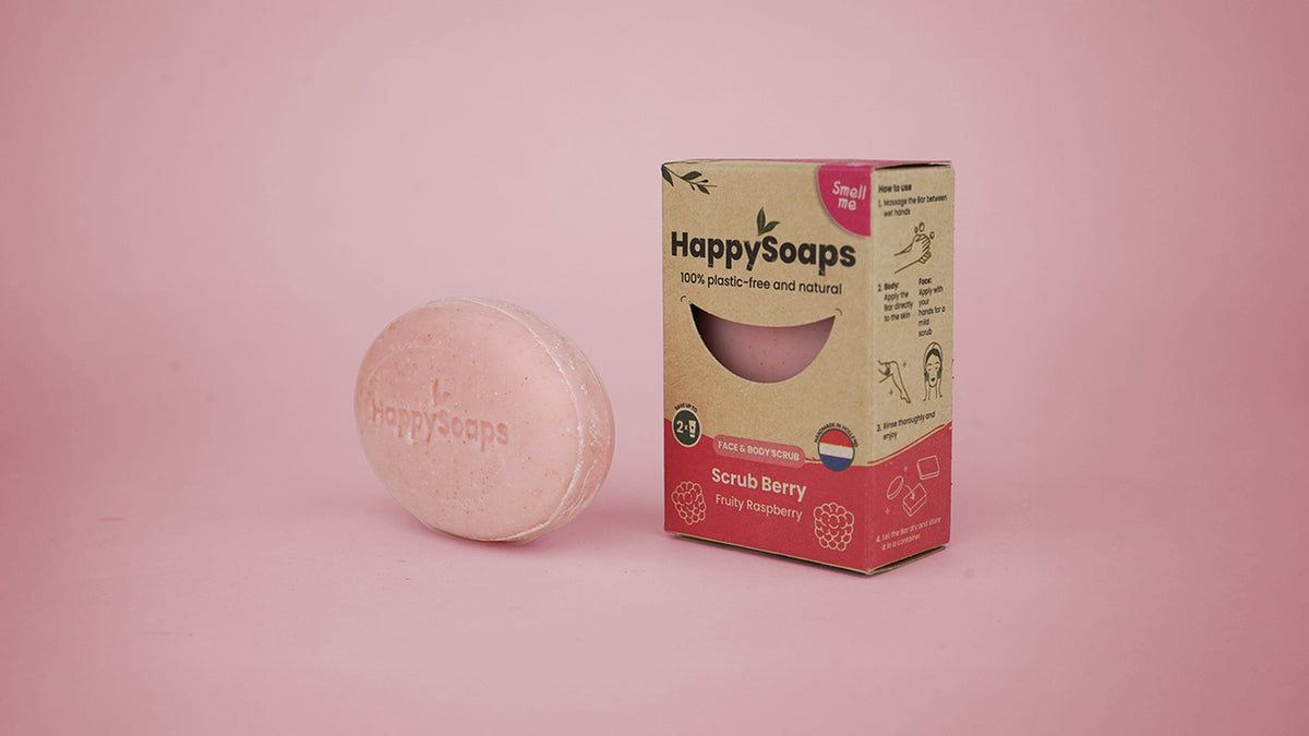 Scrub Berry bar en doosje met de gebruiksaanwijzing in beeld