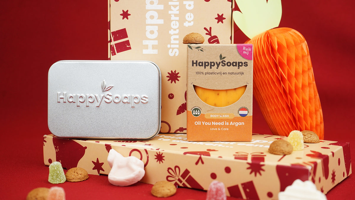 Reisblikje en Body Wash Bar Oil You Need is Argan op de Sinterklaas Giftbox, met een papieren wortel en pepernoten