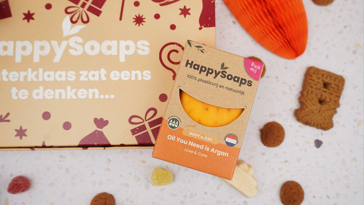 Close-up van de Body Wash Bar Oil You Need is Argan op de deksel van de Sinterklaas Giftbox, met speculaas