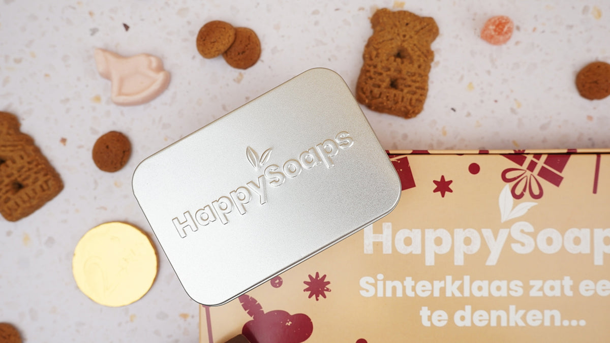 Close-up van het reisblikje met HappySoaps-reliëf op de deksel van de Sinterklaas Giftbox, met pepernoten