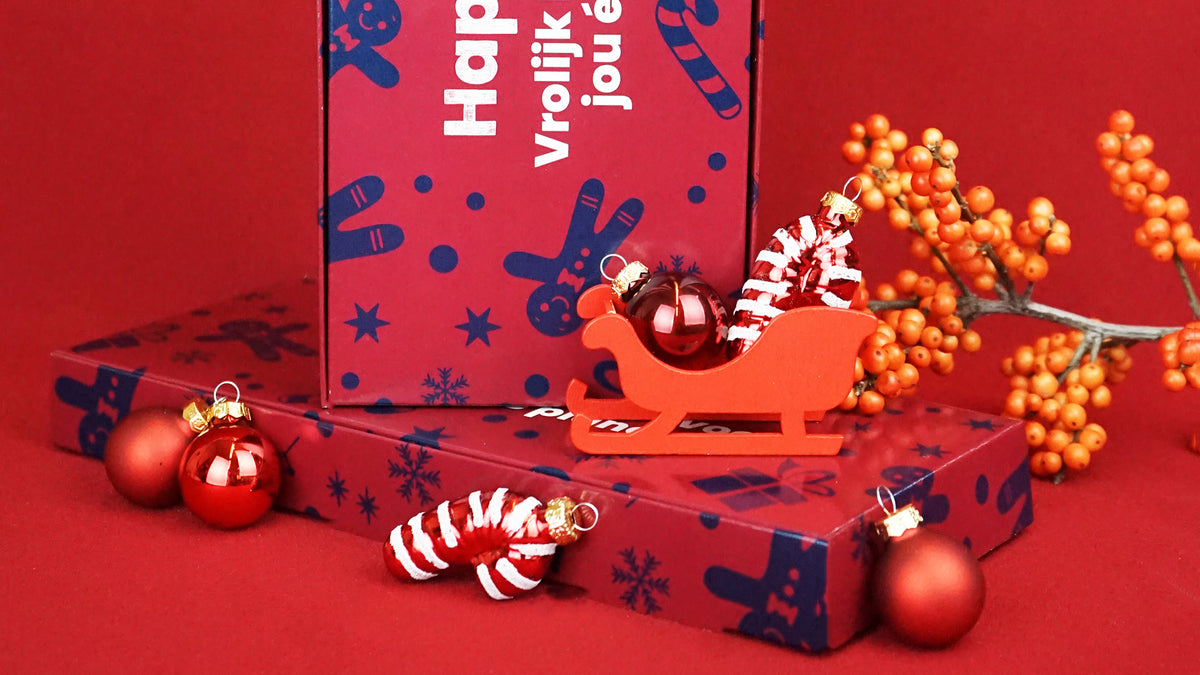 Detail van de Kerst Cadeau Giftbox met peperkoekmannetjes en sterren, een rode slee en kerstballen