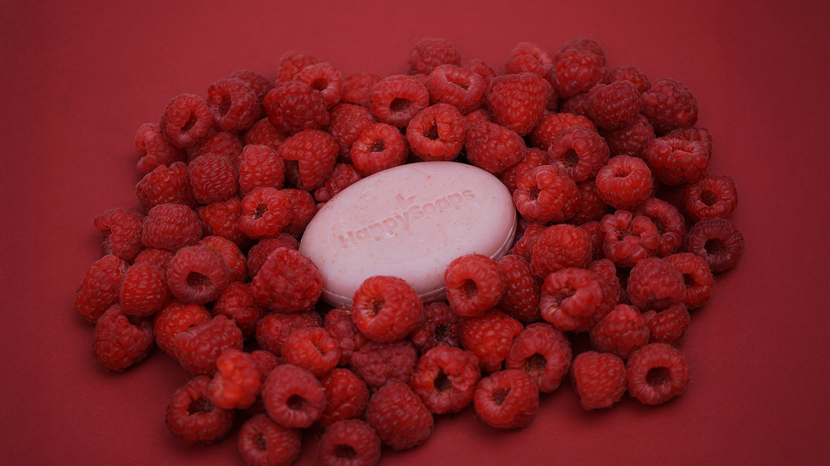Scrub Berry bar liggend in een bed verse frambozen