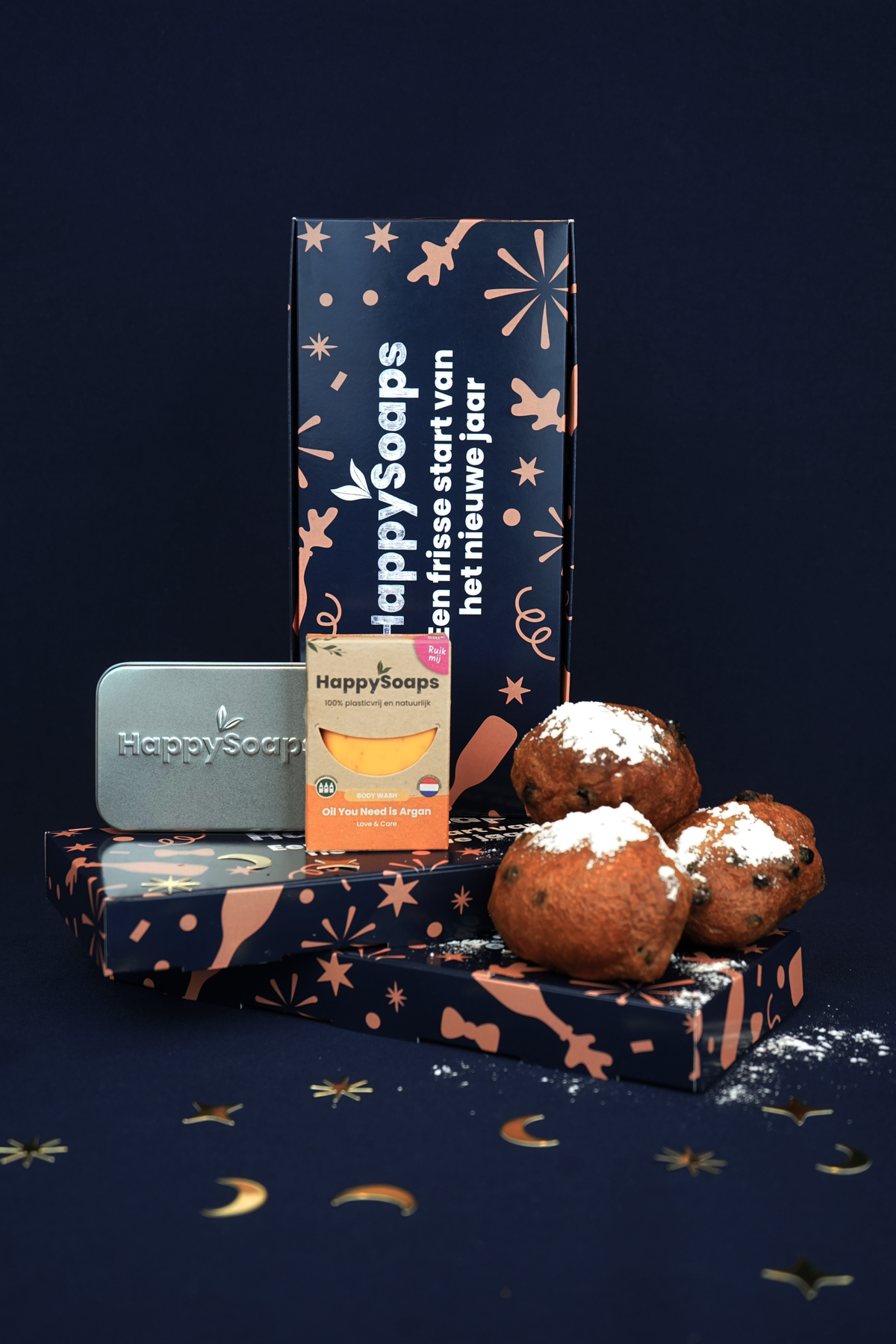 Rechtopstaande Nieuwjaarscadeau Giftbox met het reisblikje, de Body Wash Bar, oliebollen en gouden sterretjes en maantjes