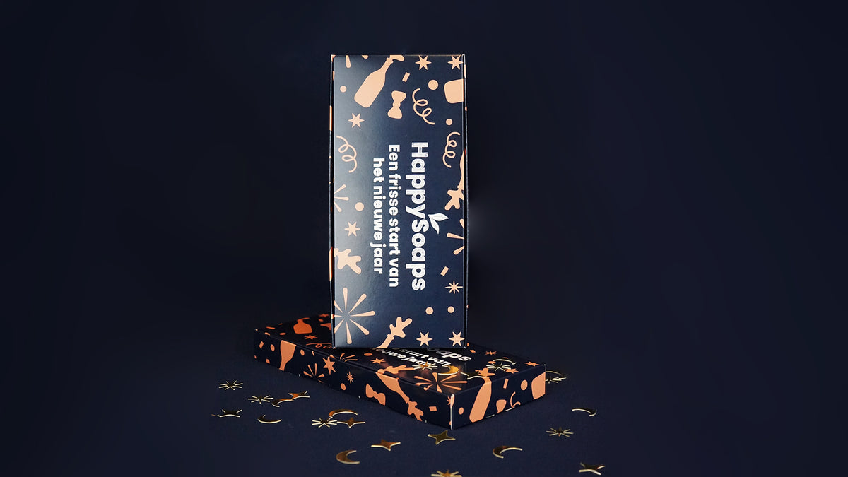 Twee gesloten Nieuwjaarscadeau Giftboxen op een donkere ondergrond met gouden sterretjes en maantjes