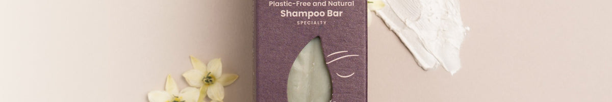 HappySoaps Repair en Reinforce Shampoo Bar met bloemen op een crème achtergrond