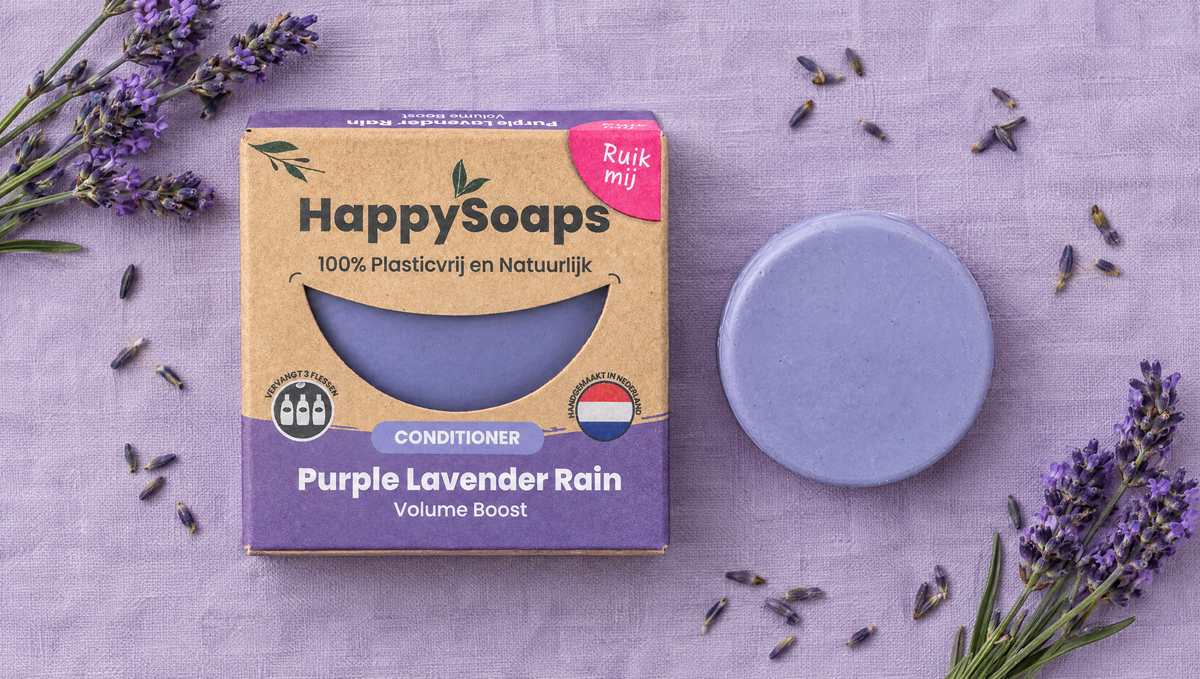 HappySoaps Conditioner Bar Purple Lavender Rain flat lay met lavendel