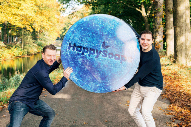 Marcel en Marco Koers van HappySoaps met een grote Shampoo Bar