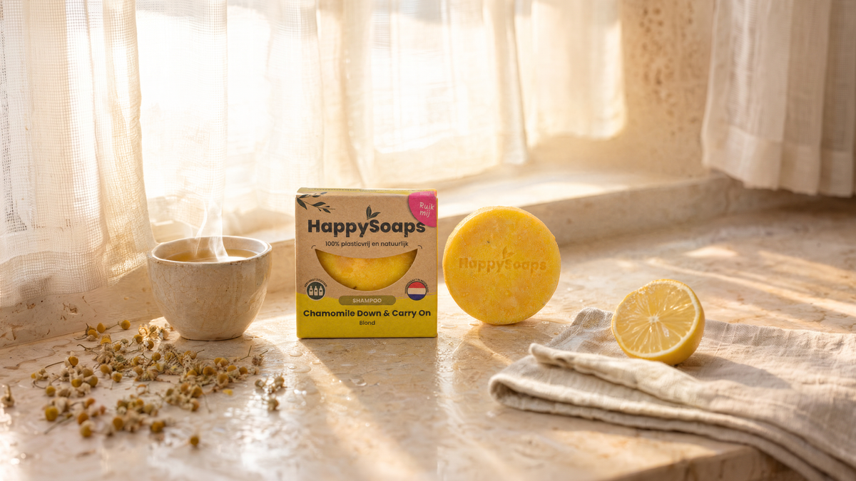 Shampoo Bar Chamomile Down & Carry On op een vensterbank met kamillethee, kamillebloemen en citroen