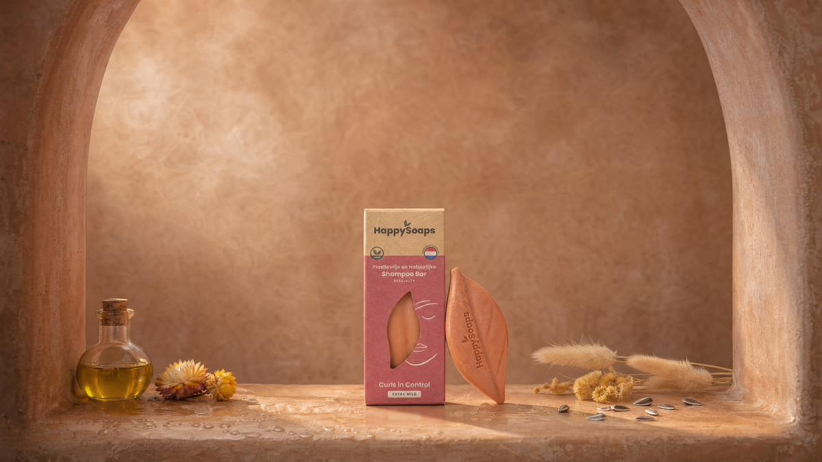 Specialty Shampoo Bar Curls in Control op een houten tafel met arganolie, droogbloemen en zonnebloempitten